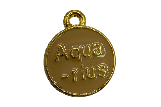 Tan round token with raised “sin paura” lettering and gold rim